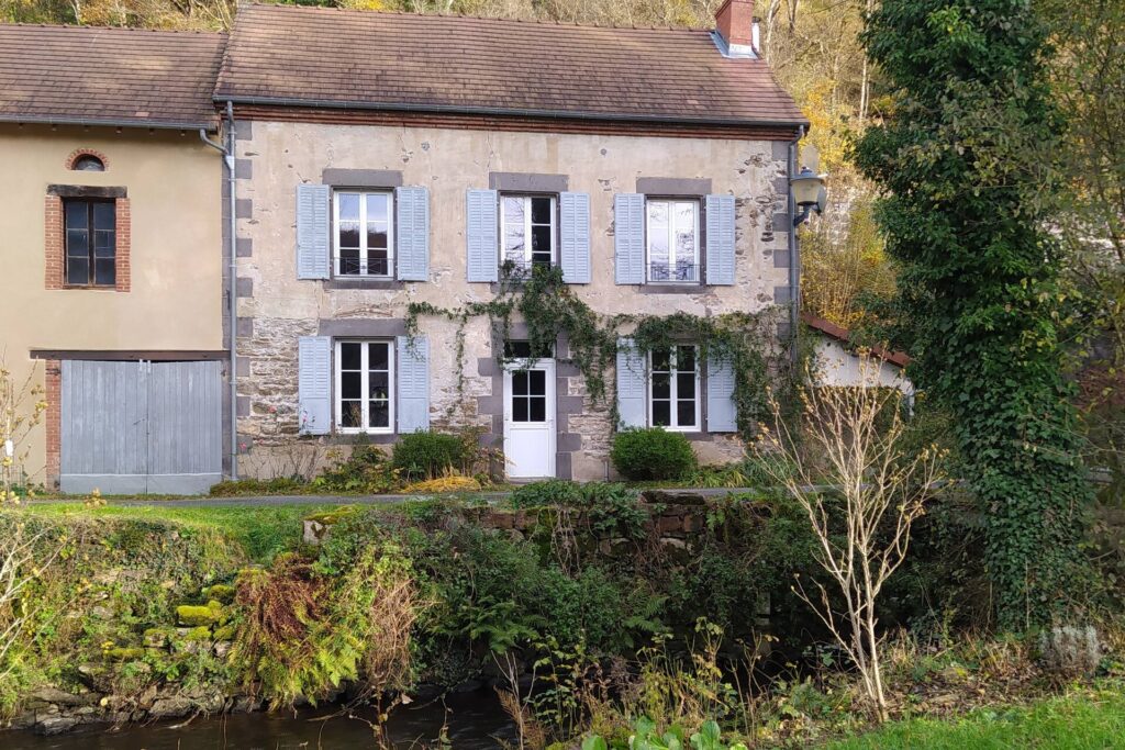 Vue sur le gîte depuis son île privée